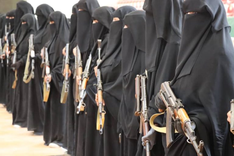 ” سجن داخل المنازل”.. قيود جديدة من الحوثيين تخنق نساء اليمن