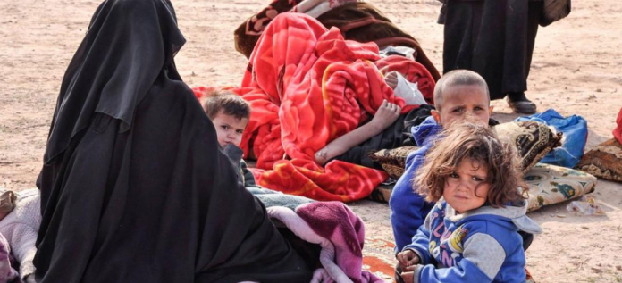 عائلة نازحة في مخيم الهول بسوريا.