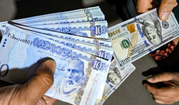 مواطنان يتبادلان 10 دنانير ليبية